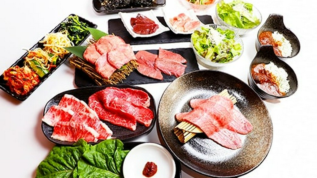 炙りユッケのとろける食感、希少部位の贅沢な味わい、選べる〆まで楽しめる究極の焼肉コース。