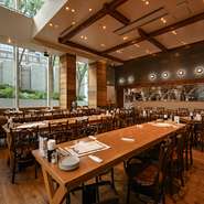 広々としたフロアは柱がなく見通しが良いので、一体感のあるパーティーが可能。最大90名まで対応できます。レイアウトも自由自在。立ち飲みスペースを受付に、小上がりをクロークにしたりと、使い勝手も抜群です。