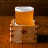 【NIHONBASHI BREWERY. T.S】は、アメリカ最高峰レシピのクラフトビールが楽しめるクラフトビール専門店です。季節の銘柄やその時にしか飲めない銘柄を、常に13種用意。売り切れ次第、新しいものに入れ替わります。