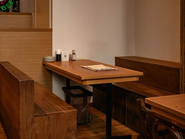 テーブルで向かい合い、おいしい料理を味わう二人の時間