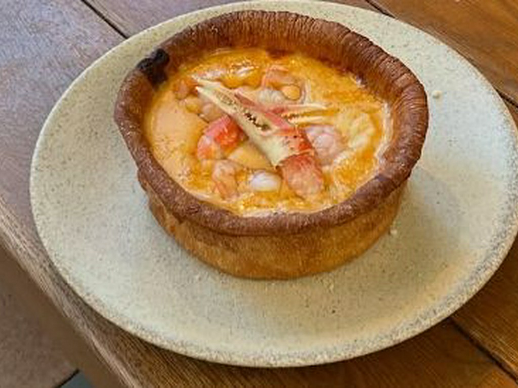 クラフトビールと相性バツグン。カニと海老をたっぷり使用した贅沢な一品『ズワイガニと海老のシカゴピザ』