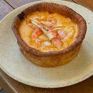 飲み放題付コースの目玉でもあるシカゴピザは、カニと海老をたっぷり使用した贅沢な一品。海鮮の旨みがたっぷりと詰まって、溢れ出すチーズが自慢の分厚いピザです。クラフトビールとの相性もバツグン。