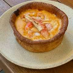 クラフトビールと相性バツグン。カニと海老をたっぷり使用した贅沢な一品『ズワイガニと海老のシカゴピザ』