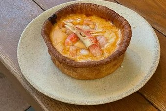 クラフトビールと相性バツグン。カニと海老をたっぷり使用した贅沢な一品『ズワイガニと海老のシカゴピザ』