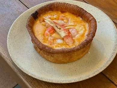 クラフトビールと相性バツグン。カニと海老をたっぷり使用した贅沢な一品『ズワイガニと海老のシカゴピザ』