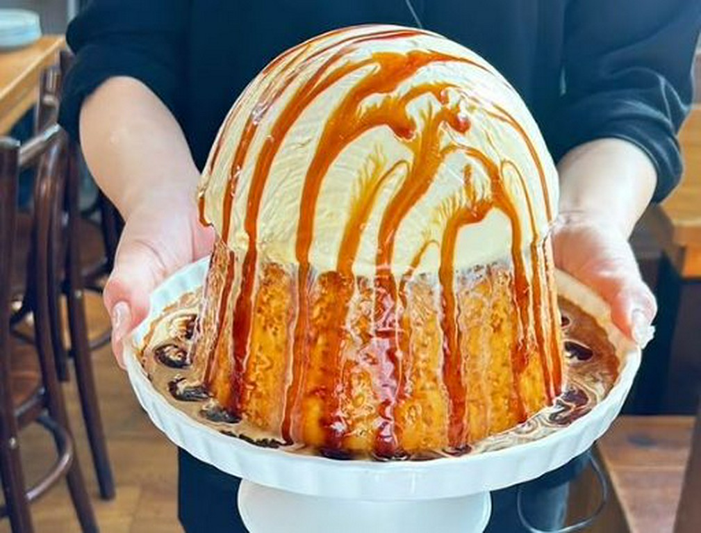 SNS映えするサイズ感と、見た目のインパクト大『自家製特大プリン（記念日プレート対応）』