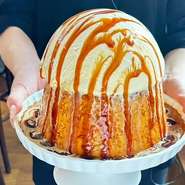 自家製プリンは、国産生クリームと厳選農家の卵をたっぷり使用し、濃厚で滑らかな口当たりに仕上がっています。予約により、記念日のメッセージ付きプレートとしても利用可能で、記憶に残るデザートに。
