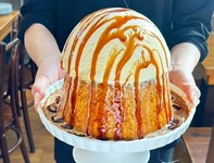 SNS映えするサイズ感と、見た目のインパクト大『自家製特大プリン（記念日プレート対応）』