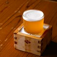 升にたっぷり注がれたオリジナルビール。檜の香りが立ち、グラスと升で飲む香りの違いが楽しめます。軽めでグイグイ飲むことができ、料理との相性もバツグンです。
