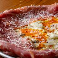 しっとりとした滑らかな舌触り、まろやかな塩味、芳醇な風味を楽しめるイタリア産の生ハム「プロシュート」を敷き詰めたピザ。モッツアレラチーズと半熟卵に、パルミジャーノを振りかけた贅沢な一品です。