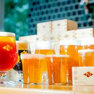 名物は、アメリカ・ポートランドのエコブルワリーの醸造長である Trevor Bass氏が店のために考案した、オリジナルの13種類のクラフトビール。また厳選した食材を使用した、ビールに合う料理が楽しめます。