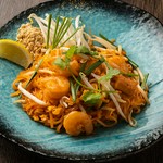 モチっとした平打ち麺に甘酸っぱいソースがからむ、エキゾチックな味わいが人気です。