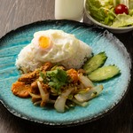 ライス、サラダ、ドリンク付き