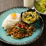 ご飯もの（ガパオライスorカオパックン）＋カレー（グリーンカレーorレッドカレー）のセットサラダ、ドリンク付き