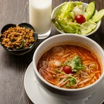 麺もの（トムヤムヌードルorタイラーメンorパッタイ）＋ミニガパオライス、サラダ、ドリンク付き