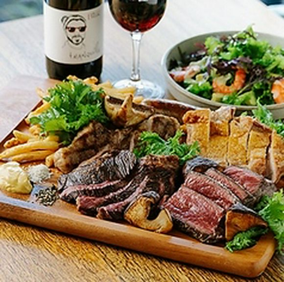 これまでに見たことないデカ盛り肉プレートをご用意!SNS映えも必至なこちらのお料理は当店の看板メニュー♪