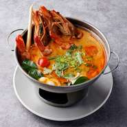 世界三大スープともいわれる『トムヤムクン』は、簡単な料理に見えて、誰もが知っているがゆえに味のバランスが難しいとか。そんな料理を試行錯誤しつづけ、今ではシェフ一番の得意料理となっています。 