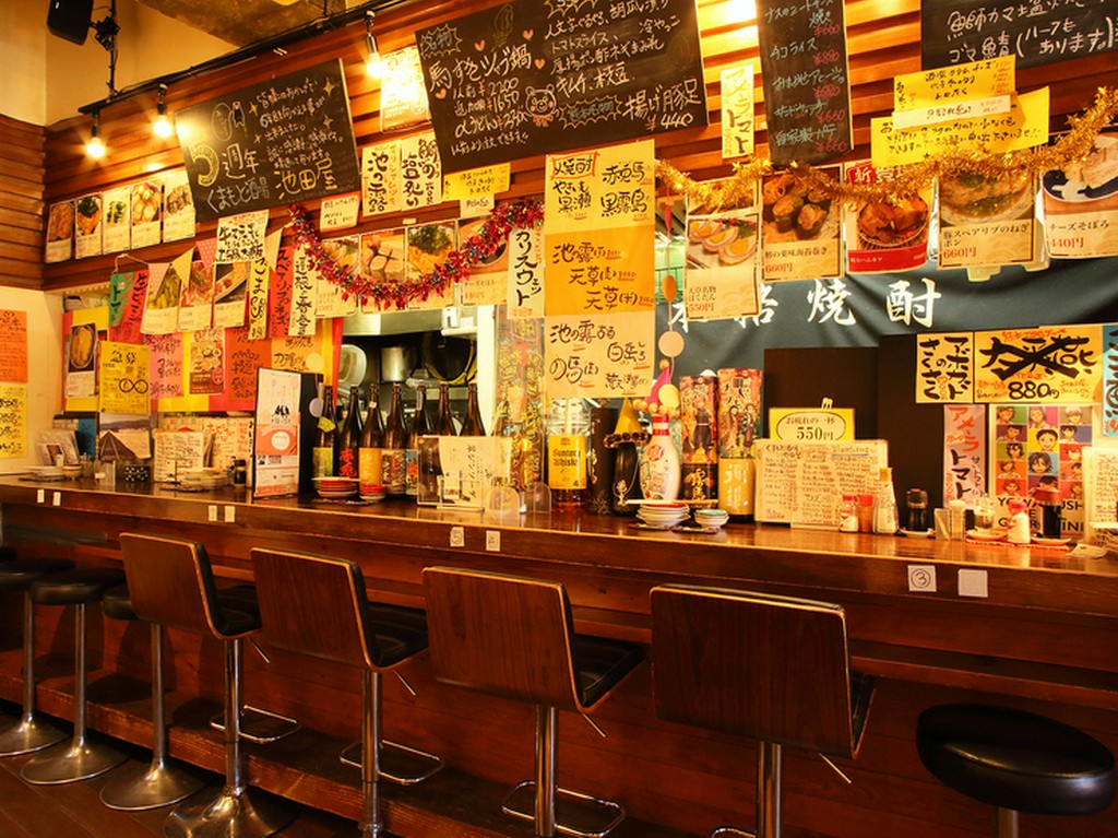 仕事帰りの一杯には、居心地の良いカウンター席が最適