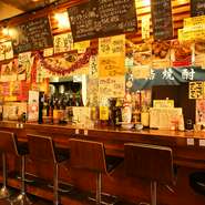 仕事帰りの疲れた夜に、一人でふらりと立ち寄りたくなるのが居酒屋。【池田屋】には、居心地の良いカウンター席があり、仕事帰りの一杯に最適です。一日の疲れを忘れて、楽しい一時を過ごせます。