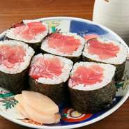 本鮪の中トロは、赤身と脂が合わさったおいしさや食感が味わえます。その中トロと沢庵を使用した巻物が『トロたく』。脂がのった旨みとコクを堪能できる贅沢な一品です。
