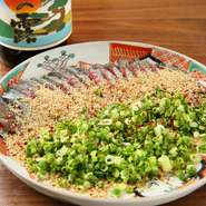 水揚げされたばかりの九州産の鯖は、脂が乗って、ぷりぷりな歯ごたえ。そんな鮮度バツグンの鯖に、たっぷりの葱とすり胡麻を散らした一品です。甘めの醤油をかけて食べれば、焼酎のお供に最適です。
