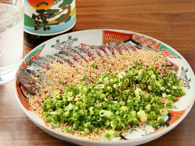 鮮度バツグンの鯖に、たっぷりの葱とすり胡麻。焼酎のお供に最適な一品『ごま鯖』