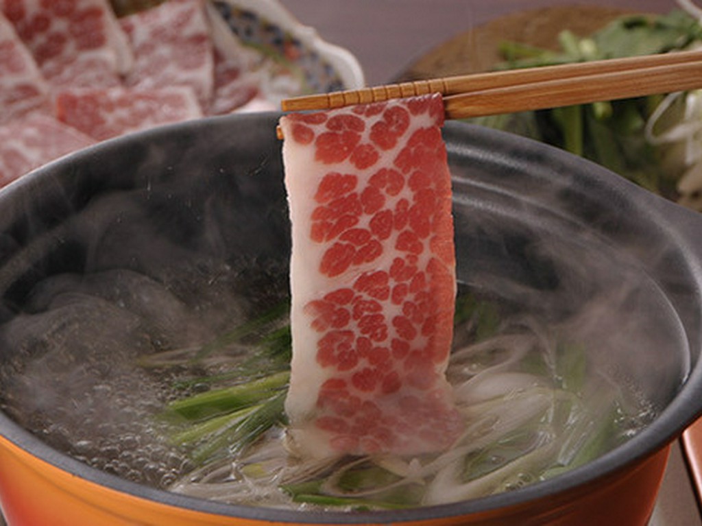 熊本県から直送の馬肉を、刺身やすきしゃぶで堪能