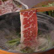 料理に使われるのは、熊本県から直送の馬肉。独自のルートで仕入れるので、鮮度バツグンです。さまざまな部位を盛り合わせた『馬刺し』や、霜降り肉を贅沢に楽しめる『すきしゃぶ鍋』などで堪能できます。