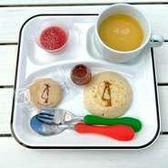 お子様連れもお待ちしております。キッズプレートもご用意あります。
裏にはは人口芝で自由に遊ぶこともできます。