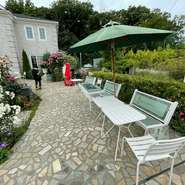 色とりどりの花が咲くテラス席。開放感あふれるテラス席は、ゆったり過ごしたいような時に最適です。友人や家族と笑い合いながらの食事も、恋人との静かなひとときも、どちらもここで叶います。