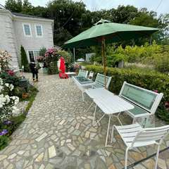 穏やかな風が吹き抜け、自然の香りに包まれるテラス席