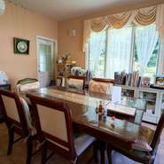 静かな環境で、プライベートな集まりを楽しみたい時にオススメ。友人とのおしゃべりや、記念日のお祝いにもぴったりです。インテリアはとても可愛らしく、まるで物語の中にいるかのような心地良さがあります。