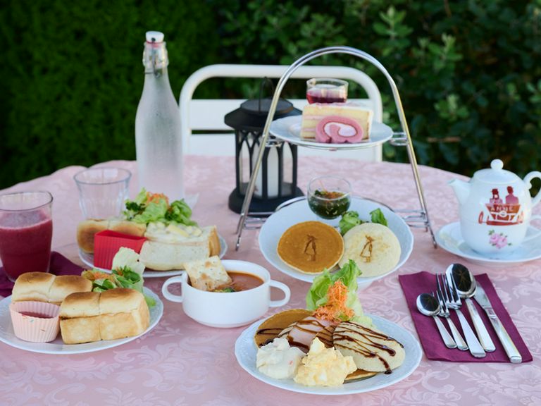 テーブルを彩るカラフルな料理をSNSにアップ