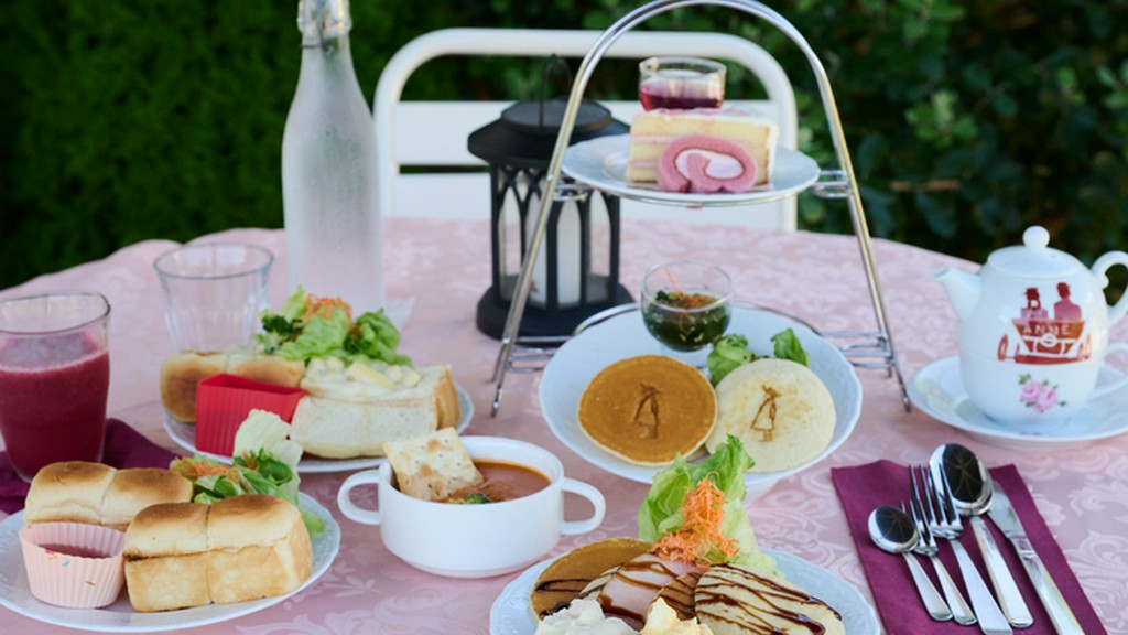 テーブルを彩るカラフルな料理をSNSにアップ