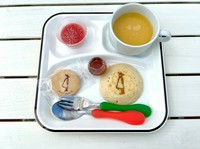 お子様からお楽しみ頂ける、やわらかめの食材を利用したプレートセットです。
<パンケーキ・メイプルプチケーキ・ミニデザート・クッキー、オレンジジュース>