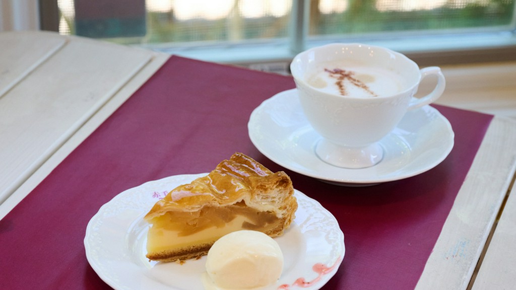 温かさと冷たさのコントラストに心が躍る『喜びの白い道のアップルケーキと崇高なアイスクリーム』