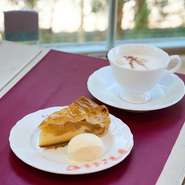 温かいアップルパイと濃厚なバニラアイスの組み合わせが魅力的。サクサクのパイ生地に包まれた甘酸っぱいリンゴのフィリングが、口の中でとろけるバニラアイスと溶け合います。
単品770円／ドリンク付1,100円
