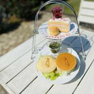 プリンスエドワード島の名産が、魚介とじゃがいもであることから、島のイメージに合わせた料理を提供しています。
下段：魚介のゼリー・ポテトサンド・チキンサンド
上段：レイヤーケーキ・ミニゼリー・ミニ焼き菓子