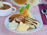 ダイアナの得意料理
＜パンケーキ、たまご、ポテト、ハム、サラダ＞