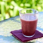 氷とともに、ストロベリー、ブルーベリー、ブラックベリー、ラズベリーをミキサーにかけることで瞬時に広がるフルーティーな香り。それぞれの果実が持つ甘みと酸味が一体となり、爽やかなおいしさを奏でてくれます。