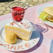 150年前の「赤毛のアン」に登場する料理のレシピを、できるかぎり忠実に再現し丁寧につくりあげています。ふわふわのスポンジとしっとりしたクリームが重なり、一口食べると当時の温もりが感じられるようです。