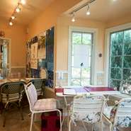 アンの魅力を知る機会を提供し、心温まるひとときを演出しています。スイーツや飲み物には、アンの物語にちなんだメニューを用意。アンに思いを馳せ、心躍る体験を感じられるようなサービスを大切にしています。