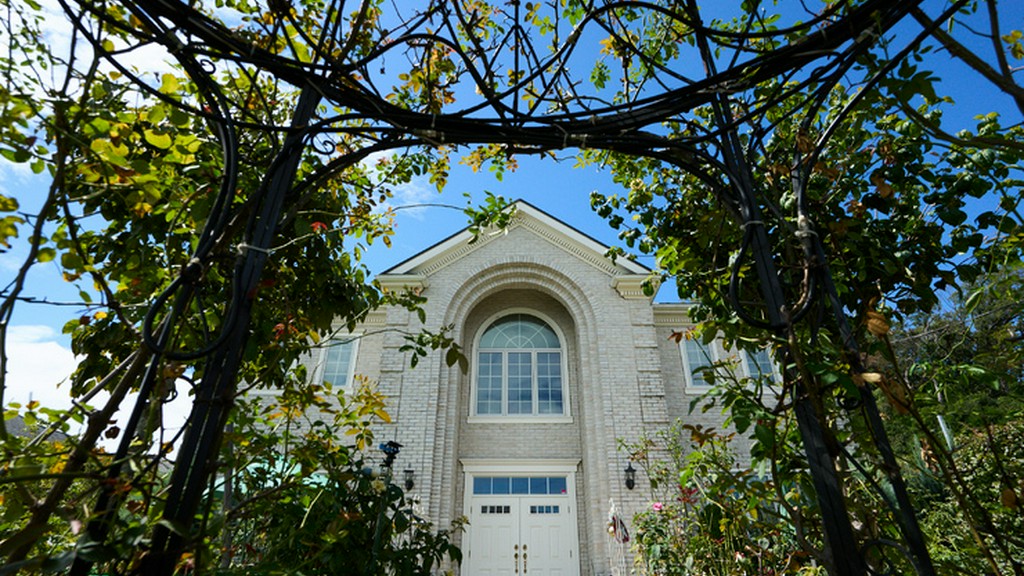 訪れる人が非日常を味わえる、広々としたフラワーガーデン