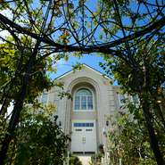 季節ごとの花々が彩るテラス席では、自然の美を感じられます。バラのシーズンには、バラのアーチが美しく華やかに装飾されると同時に色とりどりの花が咲き誇り、訪れる人々を魅了。