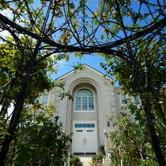 訪れる人が非日常を味わえる、広々としたフラワーガーデン