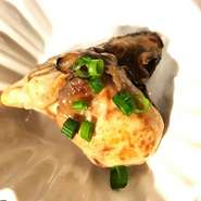 旬の産地の牡蠣を使ってオイル漬けしています。赤にも白にもあいます！

