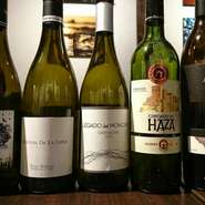 3200円～店主がセレクトした世界各地のワインです。
