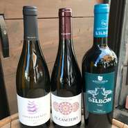 2500円～店主がセレクトした世界各地のワインです。
