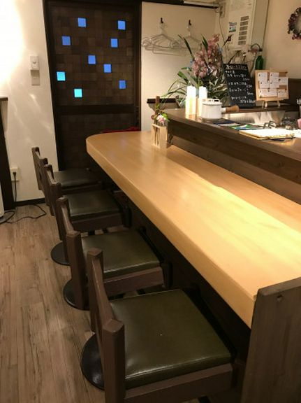落ち着けるカウンター席も人気