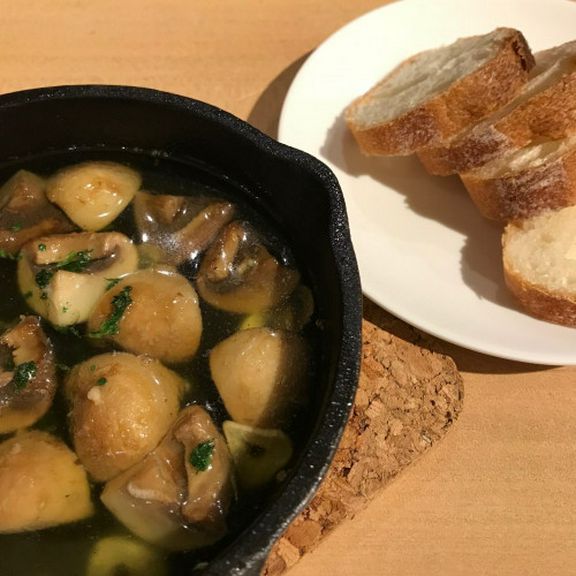 お酒に合うフード、そろえています。アヒージョも人気